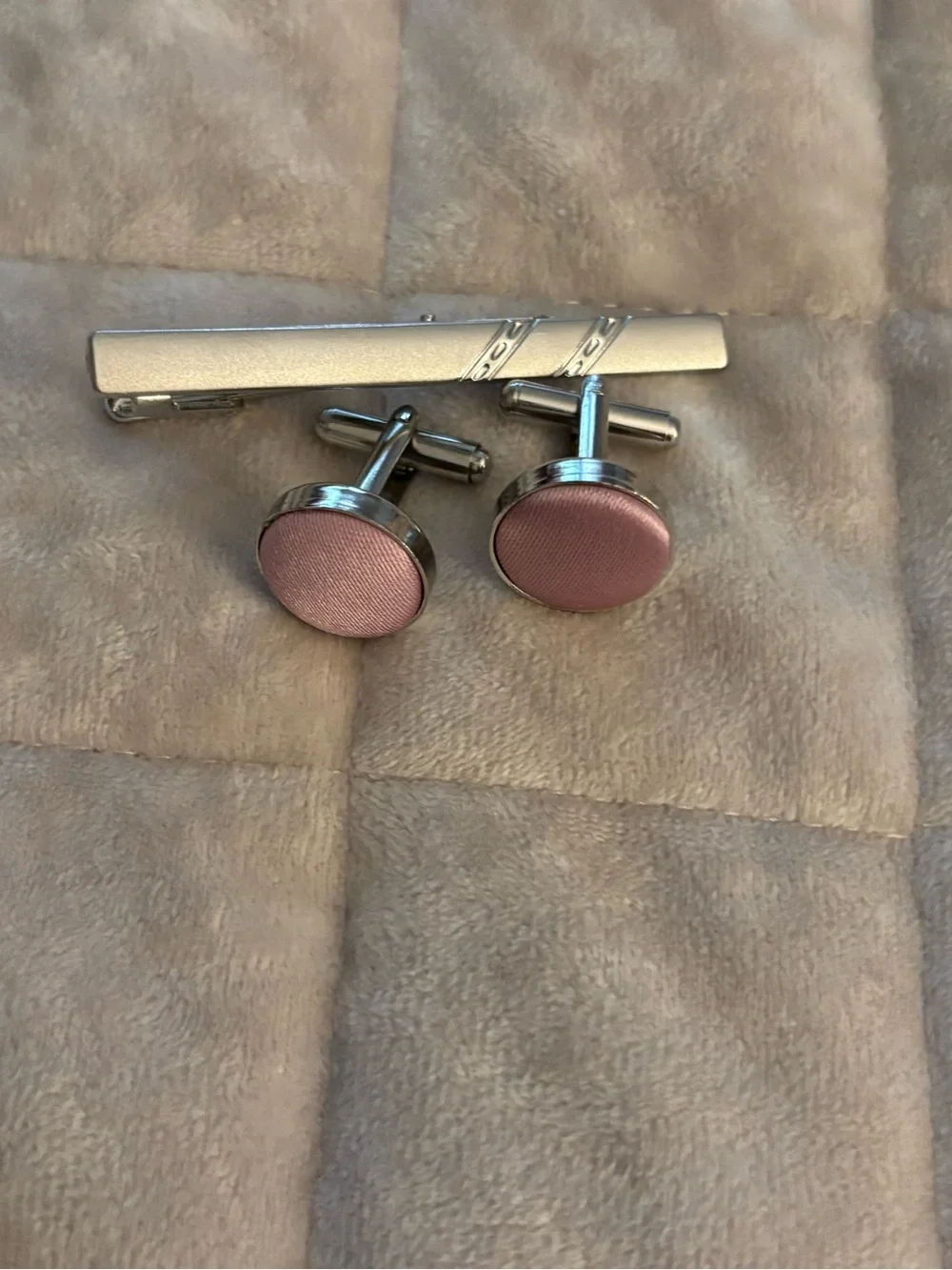 Silver Tie Bar and Pink Round Cufflinks Set Men’s
